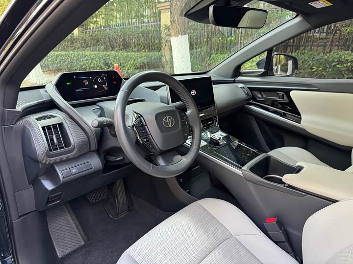 Фото 6 - Toyota bZ4X