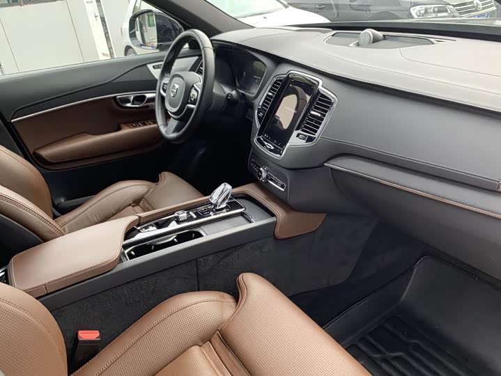 Фото 8 - Volvo XC90