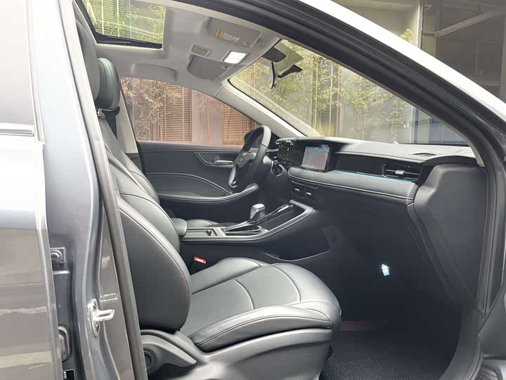 Фото 9 - Roewe i5