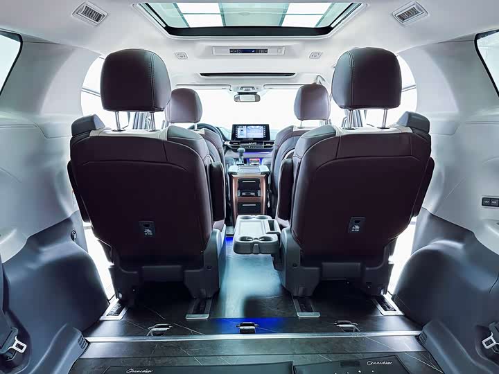 Фото 9 - Toyota Granvia