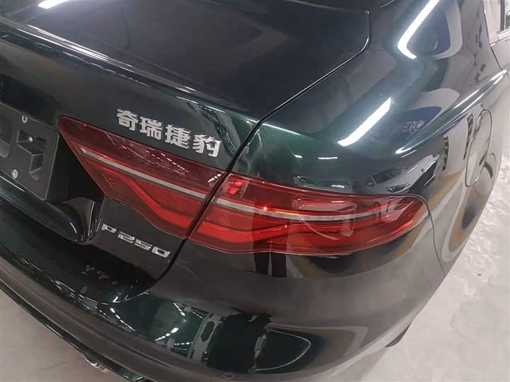 Фото 8 - Jaguar XE L