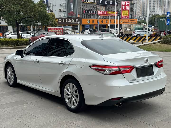 Фото 4 - Toyota Camry