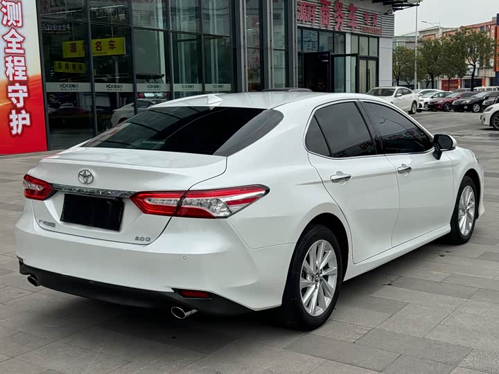 Фото 6 - Toyota Camry