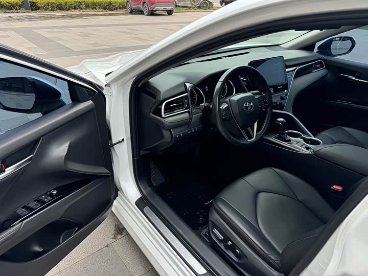 Фото 8 - Toyota Camry