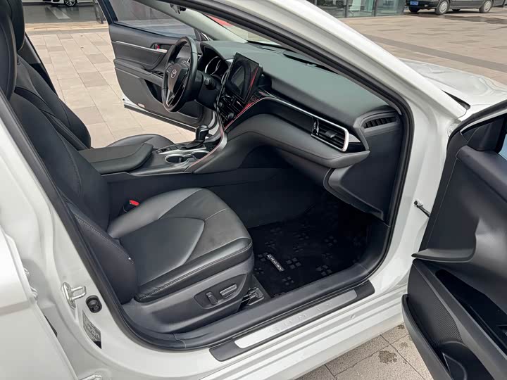 Фото 9 - Toyota Camry