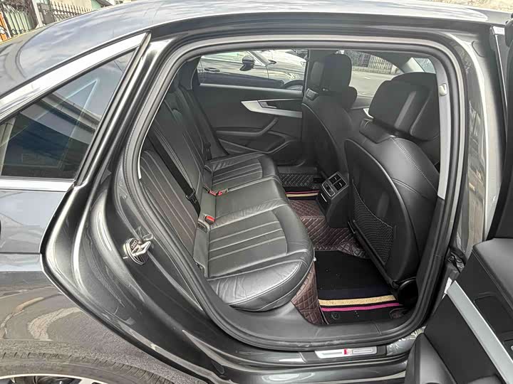 Фото 9 - Audi A4L