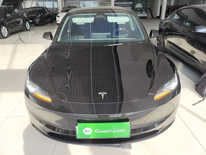 Фото 3 - Tesla Model 3