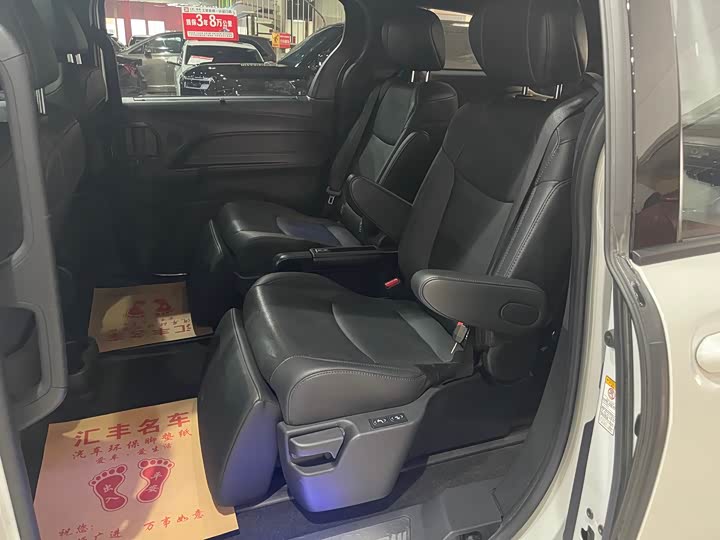 Фото 7 - Toyota Sienna