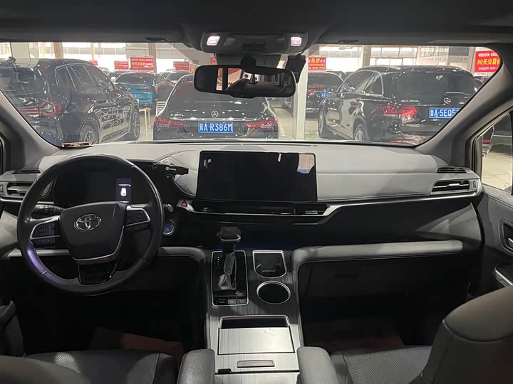 Фото 9 - Toyota Sienna