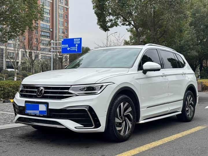 Фото 1 - Volkswagen Tiguan L Pro