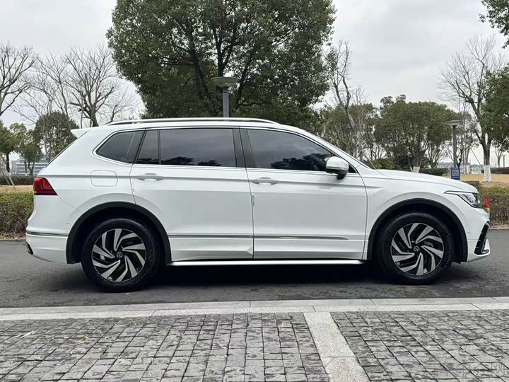 Фото 3 - Volkswagen Tiguan L Pro