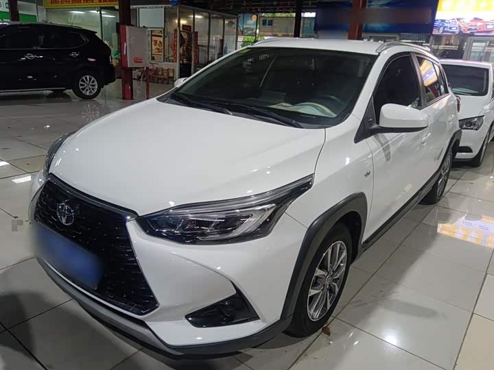 Фото 1 - Toyota Yaris L Hatchback