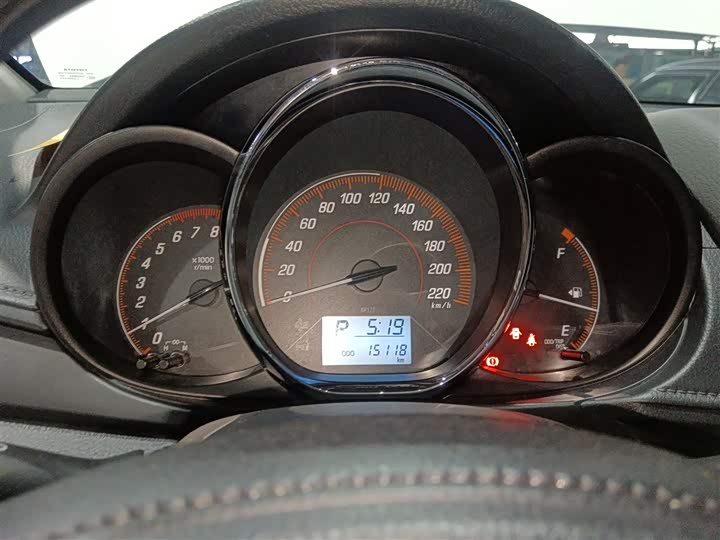 Фото 4 - Toyota Yaris L Hatchback