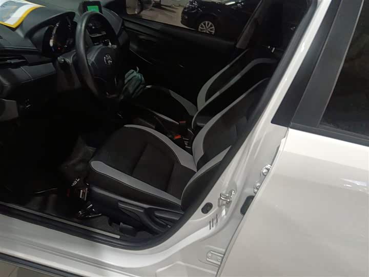 Фото 8 - Toyota Yaris L Hatchback