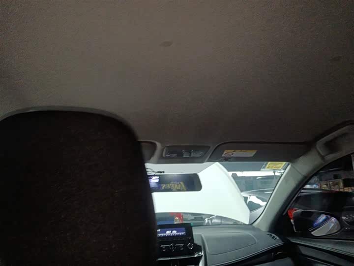 Фото 9 - Toyota Yaris L Hatchback