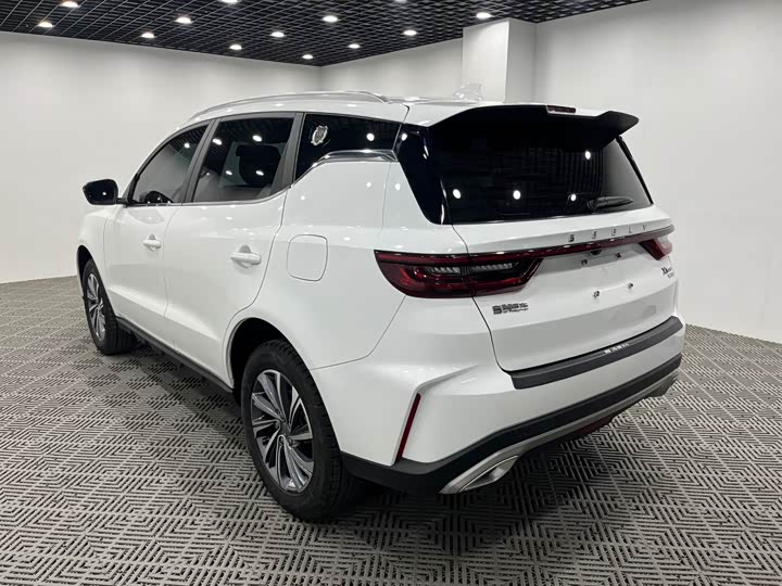 Фото 8 - Geely Vision X6