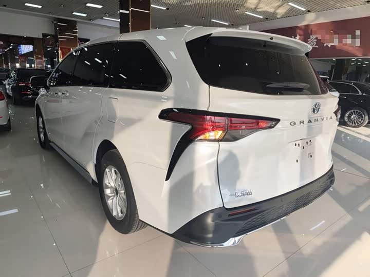 Фото 5 - Toyota Granvia