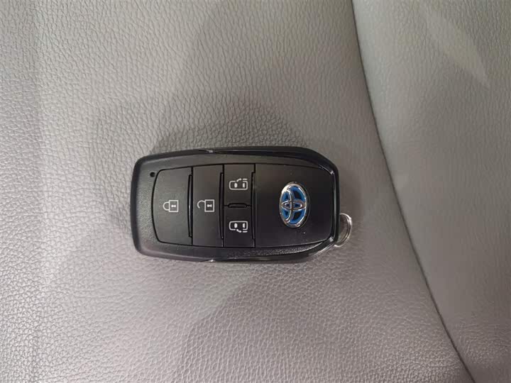 Фото 9 - Toyota Granvia