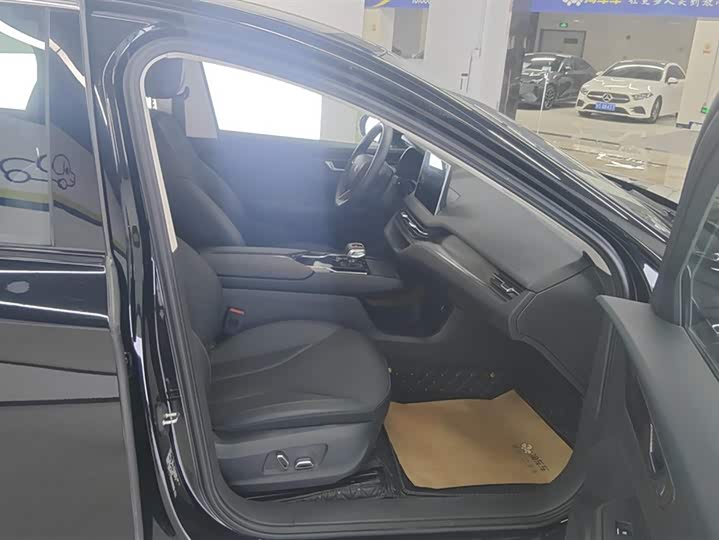 Фото 8 - Hongqi E-QM5