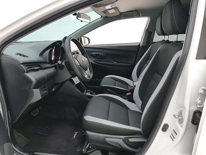 Фото 7 - Toyota Yaris L Hatchback