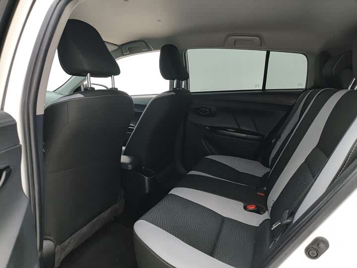 Фото 8 - Toyota Yaris L Hatchback