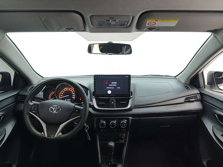 Фото 9 - Toyota Yaris L Hatchback