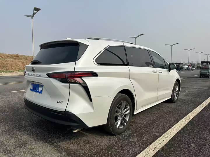 Фото 4 - Toyota Sienna