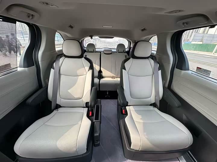 Фото 7 - Toyota Sienna