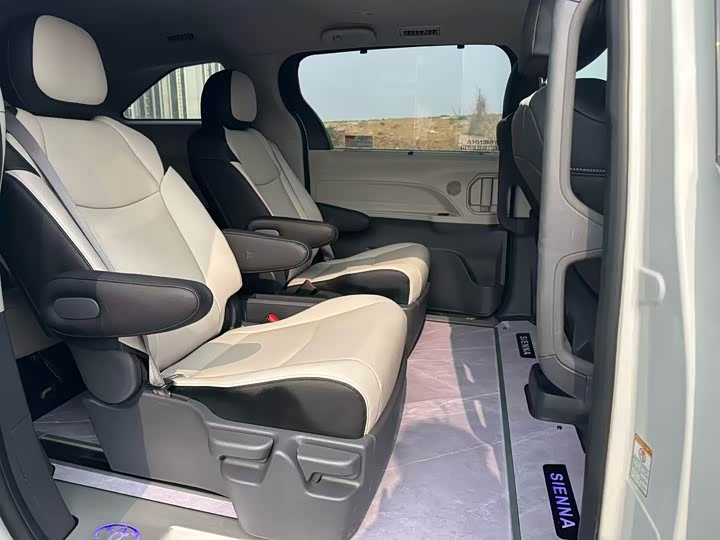 Фото 8 - Toyota Sienna