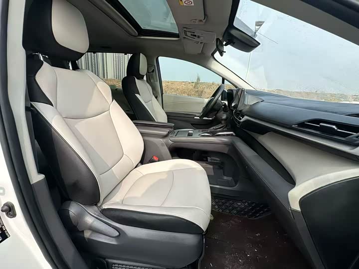 Фото 9 - Toyota Sienna