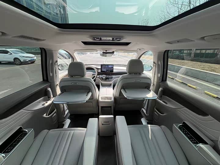 Фото 5 - Roewe iMax 8 EV