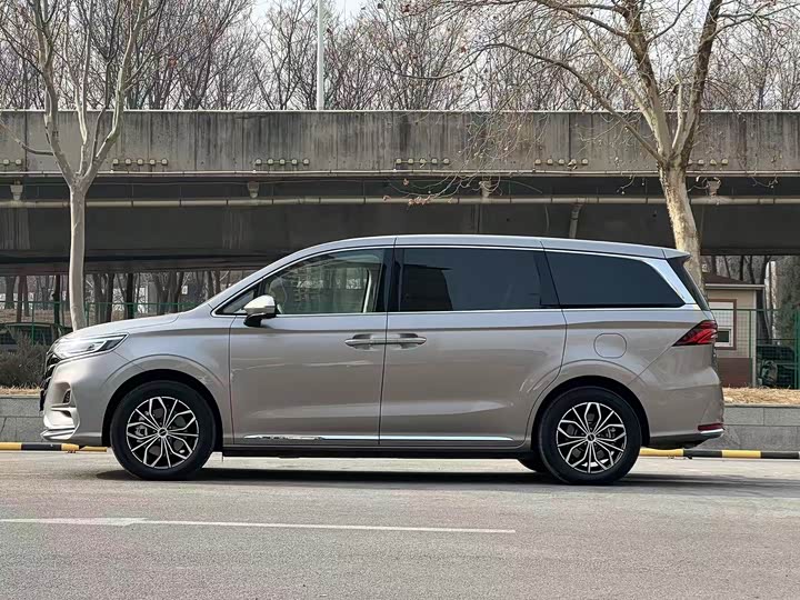 Фото 7 - Roewe iMax 8 EV