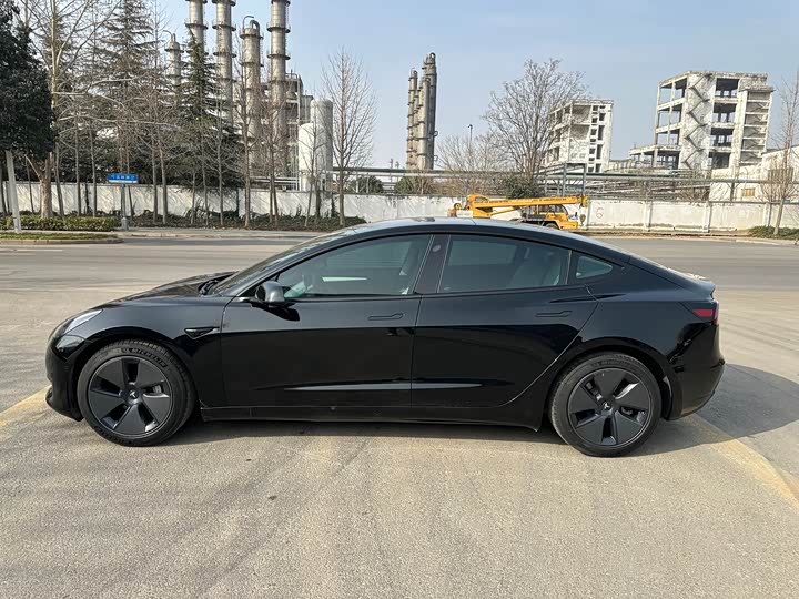 Фото 4 - Tesla Model 3