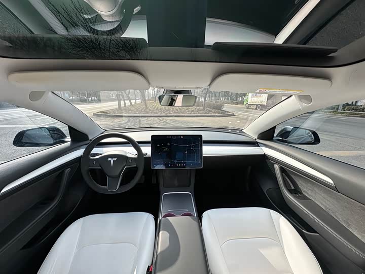 Фото 6 - Tesla Model 3