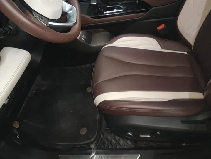 Фото 9 - Geely Monjaro