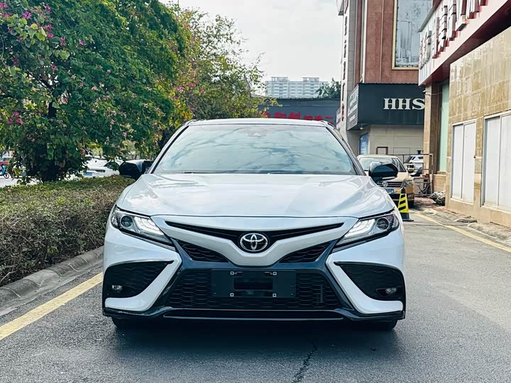 Фото 2 - Toyota Camry