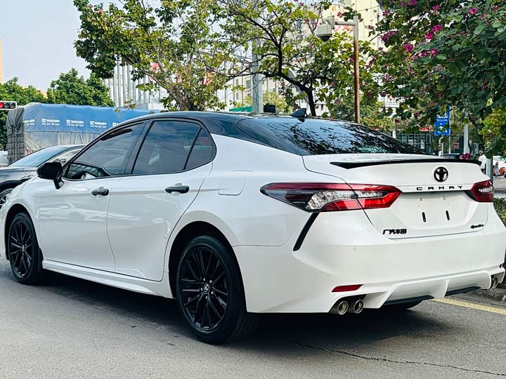 Фото 5 - Toyota Camry