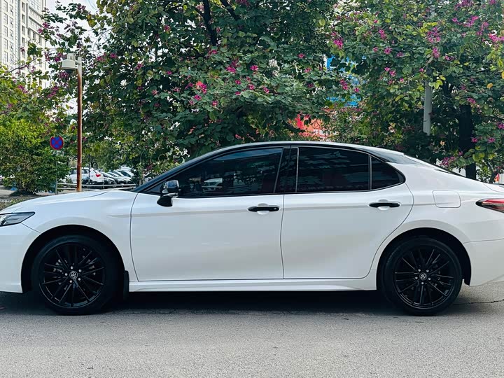 Фото 8 - Toyota Camry