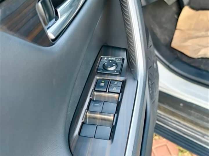 Фото 8 - Toyota RAV4