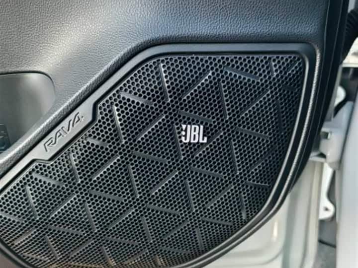 Фото 9 - Toyota RAV4