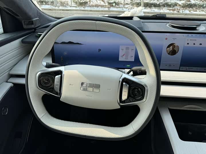 Фото 7 - Geely Galaxy E8