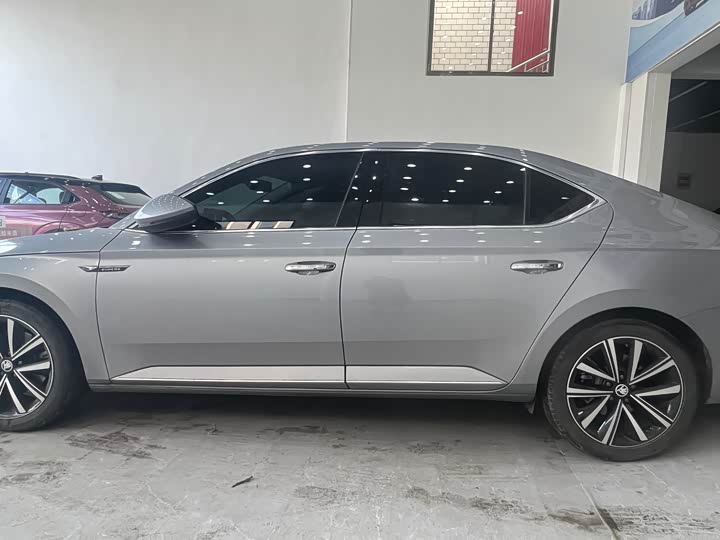 Фото 4 - Skoda Superb