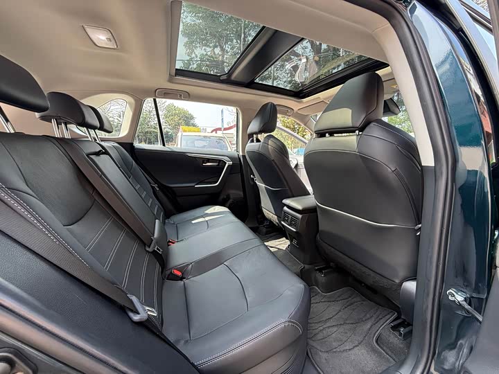 Фото 9 - Toyota Wildlander