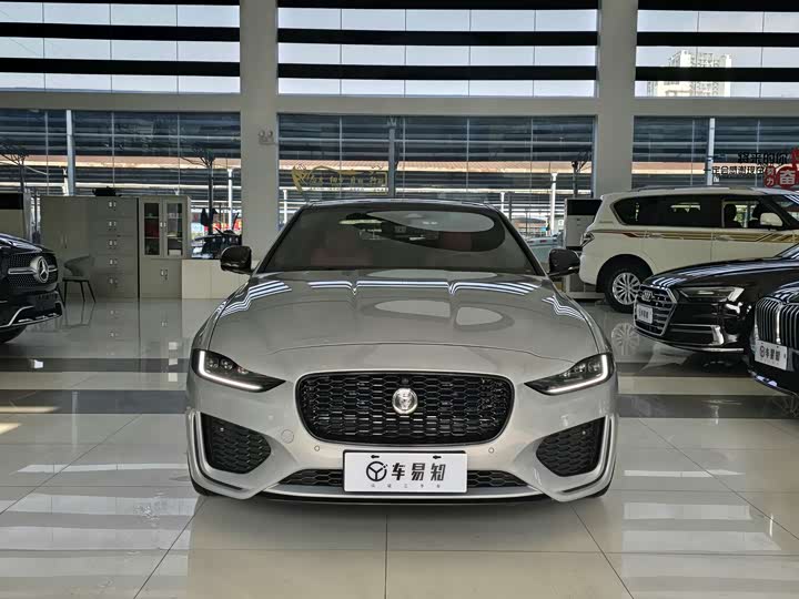 Фото 2 - Jaguar XE L