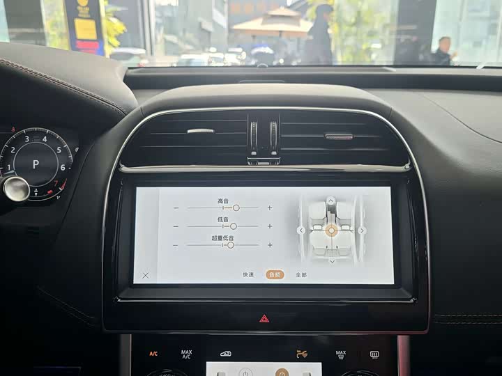 Фото 8 - Jaguar XE L