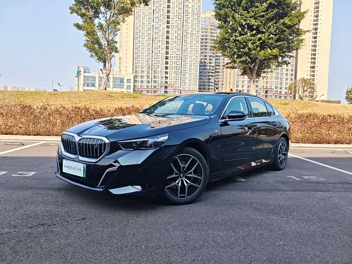 Фото 2 - BMW i5