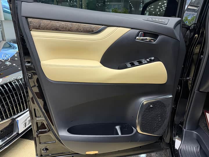 Фото 5 - Toyota Alphard