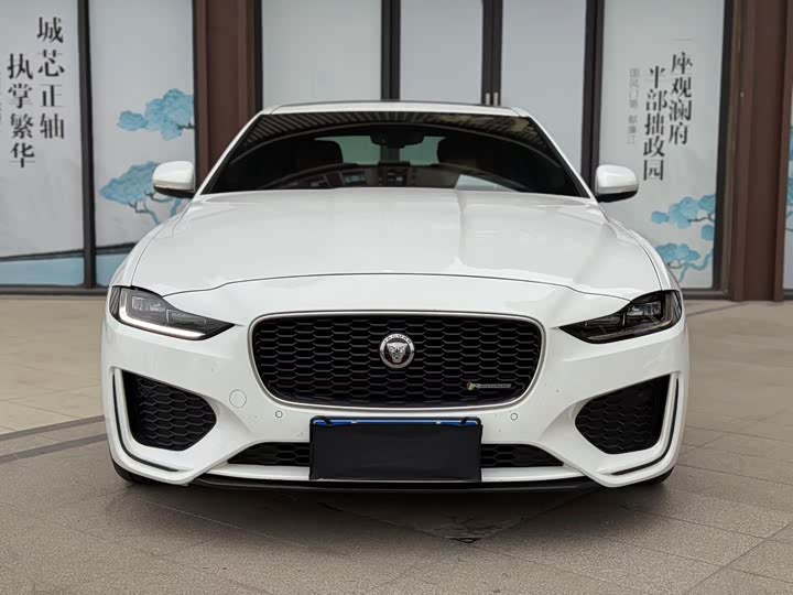 Фото 1 - Jaguar XE L