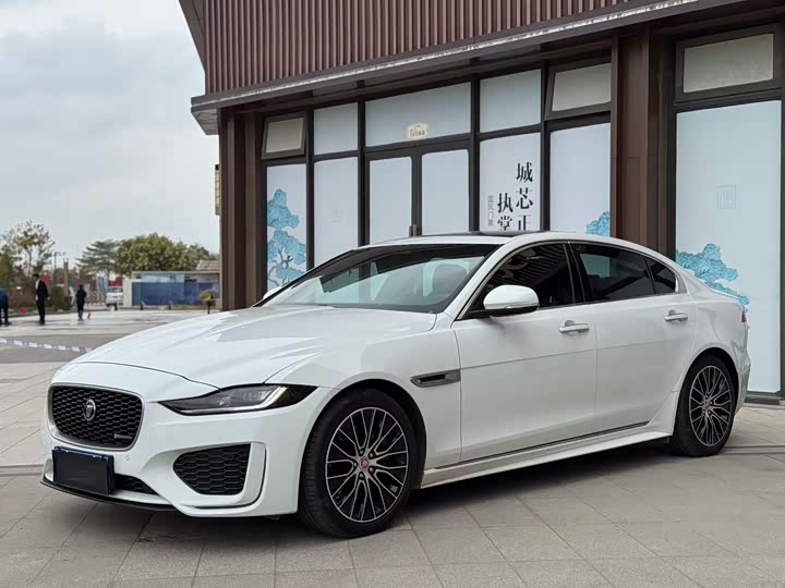 Фото 3 - Jaguar XE L