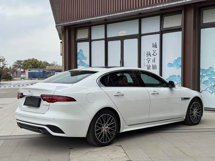 Фото 4 - Jaguar XE L
